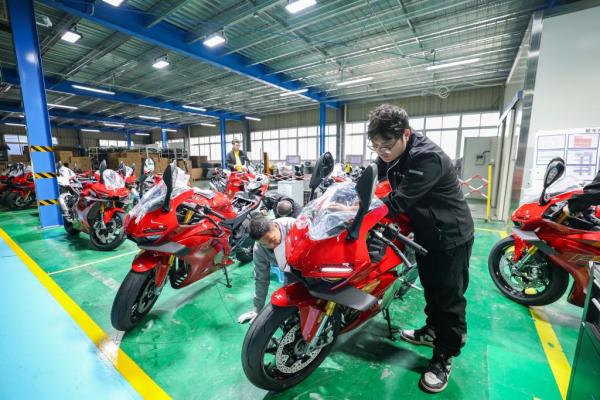 “张雪机车”工厂内，检修人员正在检测车辆。新华社记者黄伟 摄 