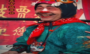 太原古县城“显眼包”卖货郎意外走红